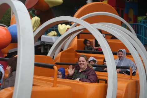 Slinky Dog Zigzag Spin in the Toy Story Playland - in the rain!